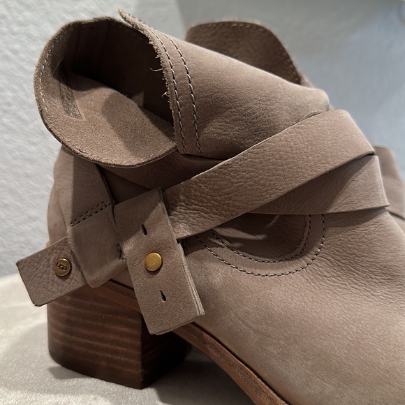 UGG Elora Women’s Boots - Picture 2 of 13